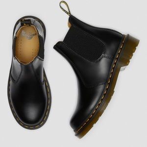 Super Discount! 2976 Dr Martins Smooth Chelsea Boots. Embury black. Women’s 8.